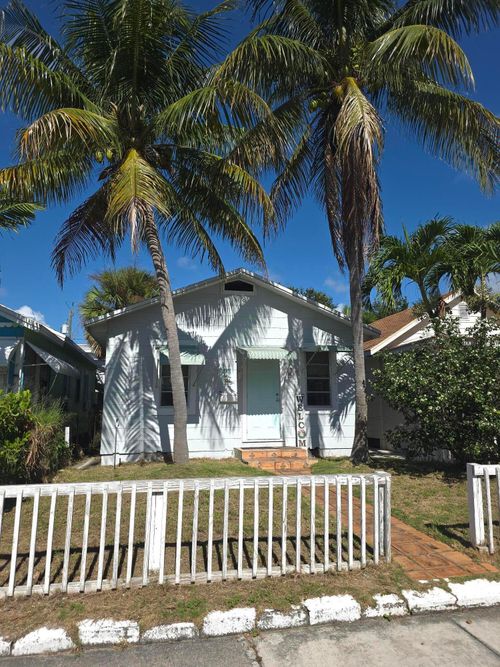 329 S M St, Lake Worth Beach, FL, 33460-4519 | Card Image