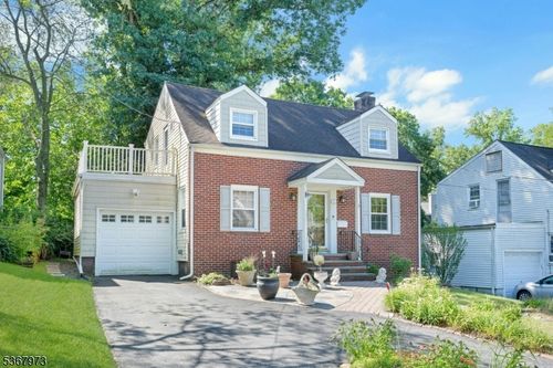 8 Roosevelt Ter, Livingston, NJ, 07039-2734 | Card Image