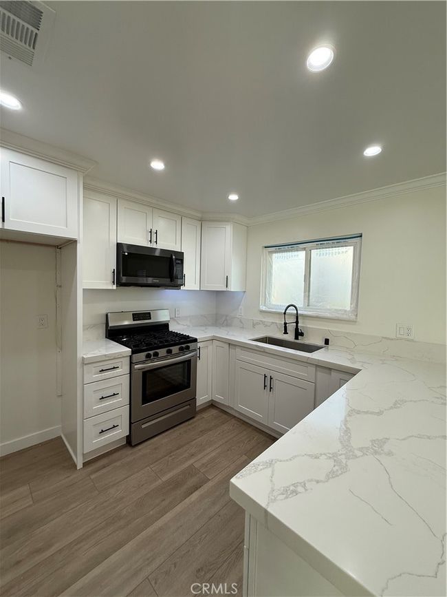 1109 E 1 St St, Condo with 3 bedrooms, 2 bathrooms and 2 parking in Tustin CA | Image 4
