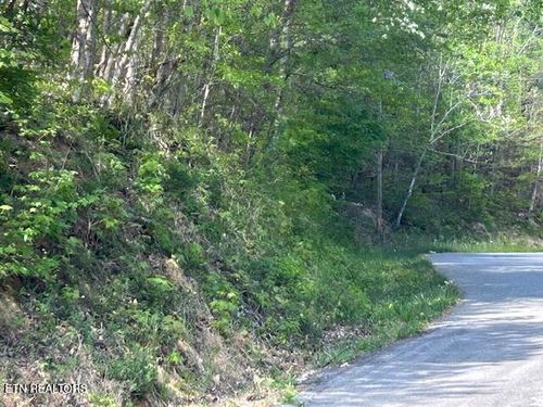 537 Whistle Valley Rd, New Tazewell, TN, 37825-5395 | Card Image