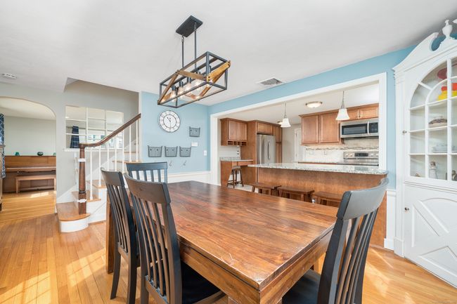Stunning lighting and wall colors | Image 18
