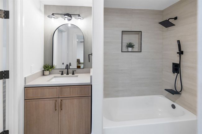 Bathroom with vanity and shower / bath combination | Image 34