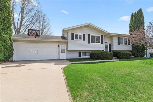 1707 Larkspur Lane, West Bend, WI, 53090 | Card Image