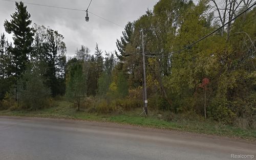 8983 Pontiac Lake Rd, White Lake, MI, 48386-1643 | Card Image