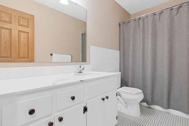 Secondary Bathroom with Sink, Toilet, & Tub | Image 18