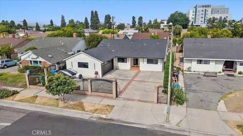 8109 Greenbush Ave, Panorama City, CA, 91402-5536 | Card Image