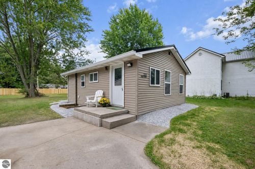 331 1st St, Breckenridge, MI, 48615-9598 | Card Image