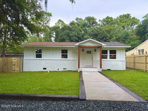 1935 Honeysuckle St, Wilmington, NC, 28401-6812 | Card Image