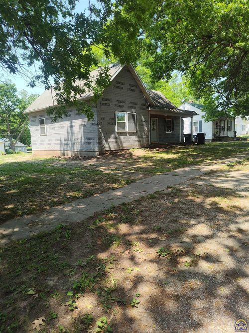 211 Iowa Ave, Holton, KS, 66436-1618 | Card Image