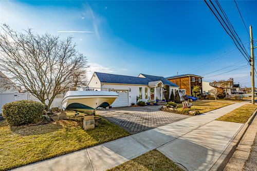 80 East Dr, Copiague, NY, 11726-5102 | Card Image