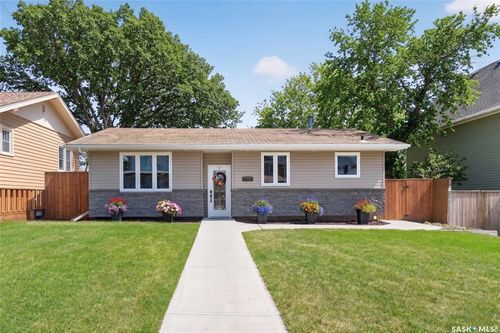 1109 1st Avenue Ne, Moose Jaw, SK, S6H1A2 | Card Image