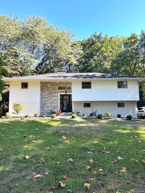 10 Moonedge Rd, Northport, NY, 11768-3504 | Card Image