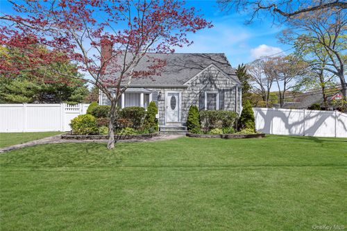113 Roosevelt Ave, Islip, NY, 11751-2513 | Card Image