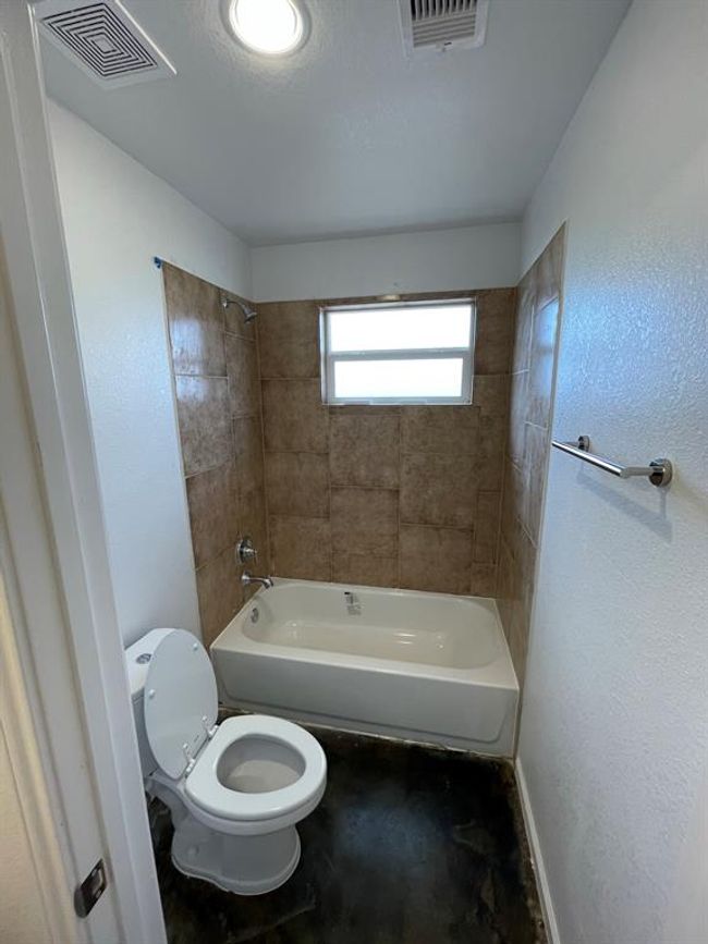 Primary Bathroom (en-suite w/ separate vanity) | Image 9