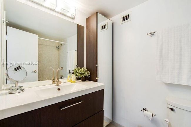 APT-605 - 2655 Collins Ave, Condo with 2 bedrooms, 2 bathrooms and null parking in Miami Beach FL | Image 8
