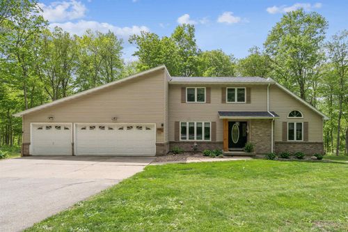 112 Castle Ln, Denver, IA, 50622-1033 | Card Image