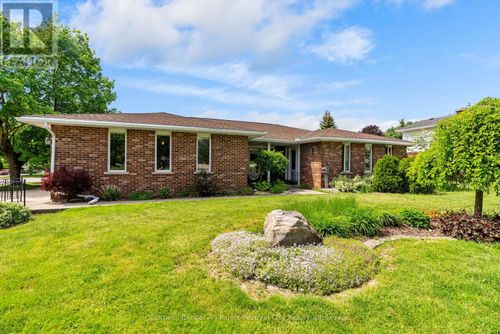 30 Mohawk Cres, Clinton, ON, N0M1L0 | Card Image