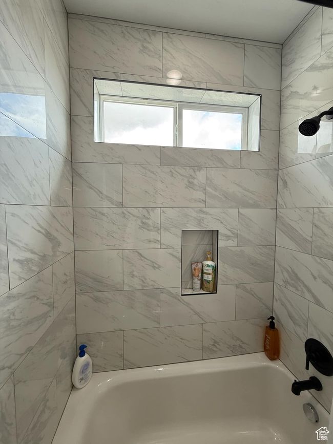 Bathroom with tub / shower combination | Image 61