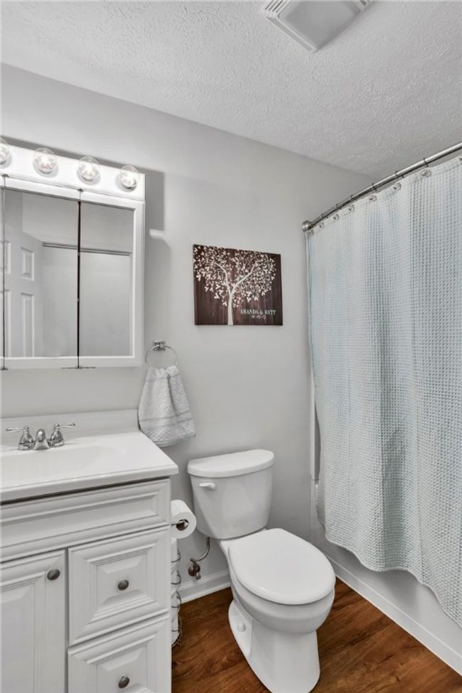 Upper level bathroom | Image 17