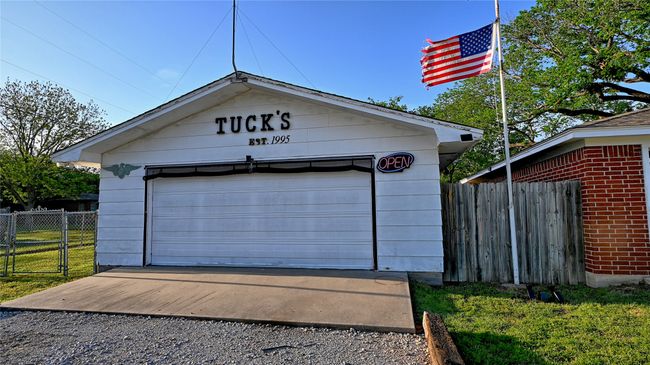 Detached garage with fence | Image 18