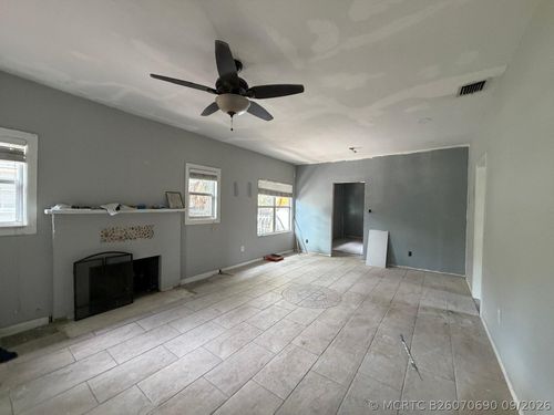 631-631 37th St, West Palm Beach, FL, 33407-4309 | Card Image