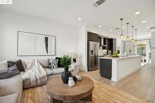 172 Uptown Cir, Oakland, CA, 94607-2752 | Card Image