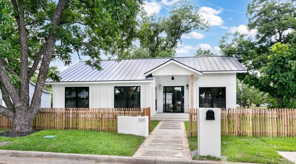 Burbank St, Fredericksburg, TX 78624