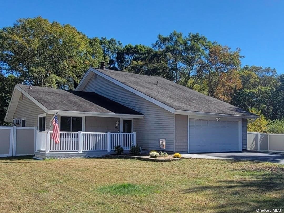 Glenmere Ln, Coram, NY 11727