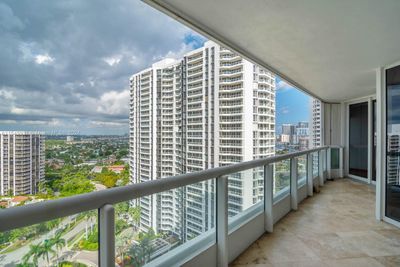 2104 - 21055 Yacht Club Dr, Condo with 2 bedrooms, 2 bathrooms and null parking in Aventura FL | Image 3