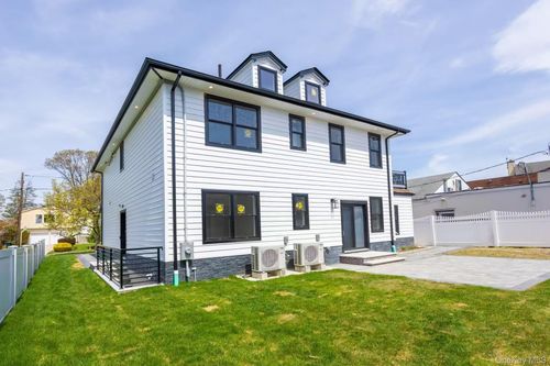 20 Genevieve Pl, Great Neck, NY, 11021-4348 | Card Image