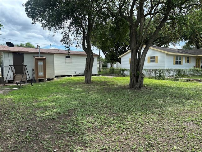 1411 Consuelo St, House other with 3 bedrooms, 1 bathrooms and 2 parking in Alice TX | Image 25