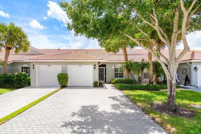 8566 Logia Circle, Home with 2 bedrooms, 2 bathrooms and null parking in Boynton Beach FL | Image 3