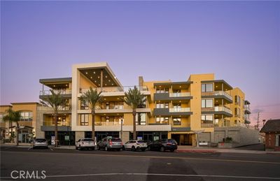 225 - Main Street, Condo with 2 bedrooms, 1 bathrooms and 4 parking in Huntington Beach CA | Image 3