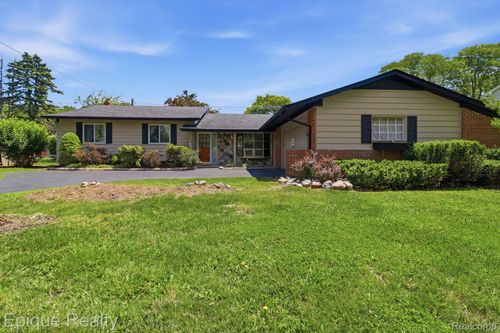 7335 Coach Ln, West Bloomfield, MI, 48322-4020 | Card Image