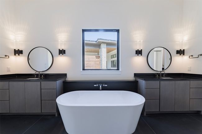 Dual vanities | Image 22