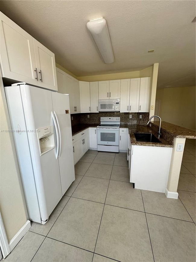 10967 - 10967 Nw 79th St, Townhouse with 4 bedrooms, 2 bathrooms and null parking in Doral FL | Image 21