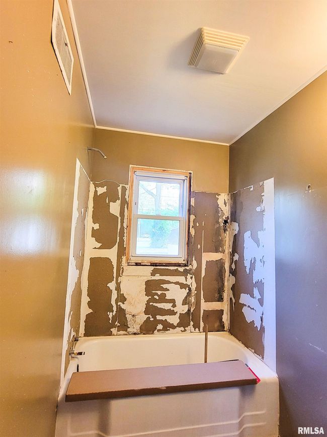 225 Hickory St, House other with 2 bedrooms, 1 bathrooms and null parking in Flora IL | Image 36