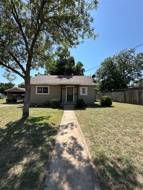 607 Fannin St, Winters, TX, 79567-4322 | Card Image