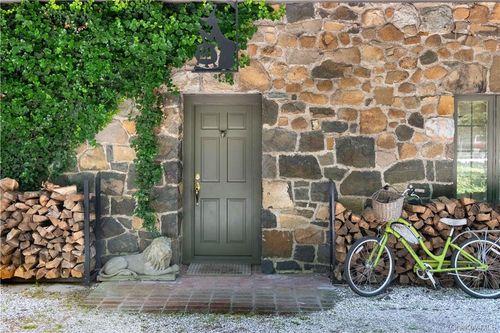 21 Woods Rd, Palisades, NY, 10964-1611 | Card Image