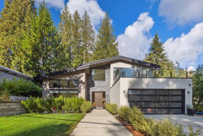 686 Osborne Rd E, House other with 7 bedrooms, 6 bathrooms and 6 parking in North Vancouver BC | Image 1