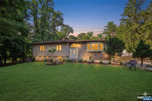 68 Lake St, Upper Saddle River, NJ, 07458-1851 | Card Image