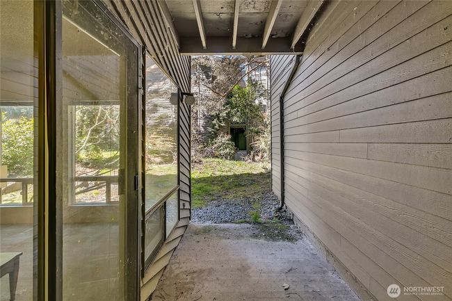 Covered back patio off of the livingroom | Image 15