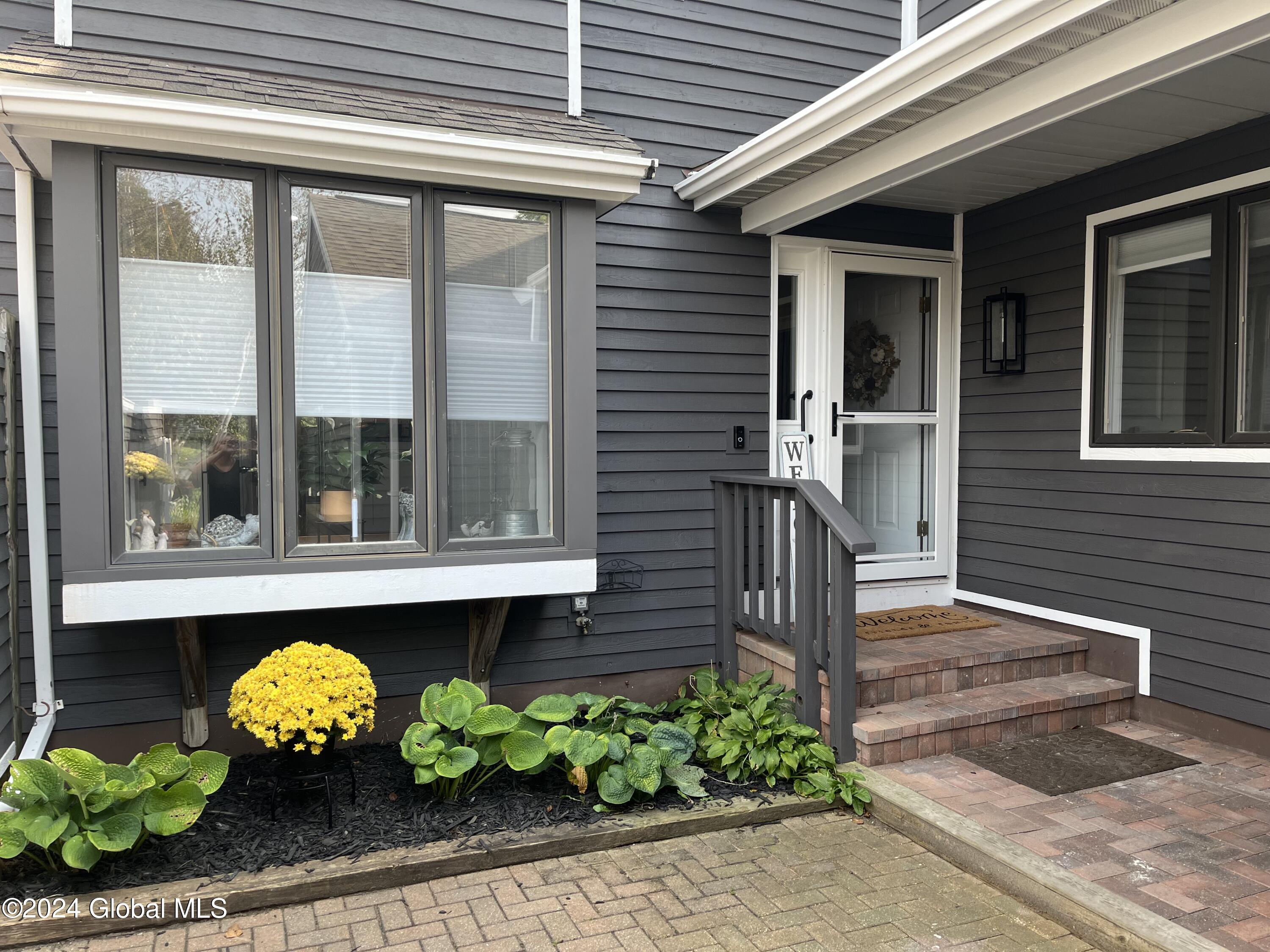 Saratoga Cir, Saratoga Springs, NY 12866