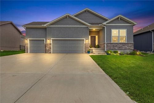 1122 Sw Cheshire Dr, Lee's Summit, MO, 64083-6120 | Card Image