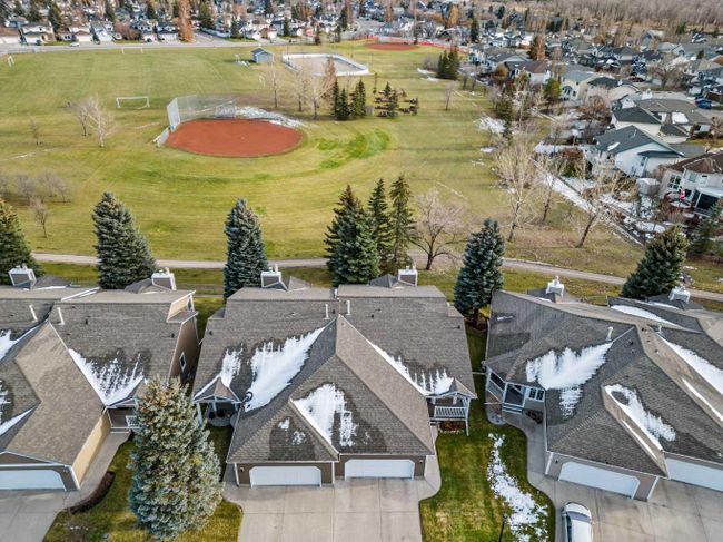 49 Douglasbank Gardens Se, Home with 3 bedrooms, 3 bathrooms and 4 parking in Calgary AB | Image 3