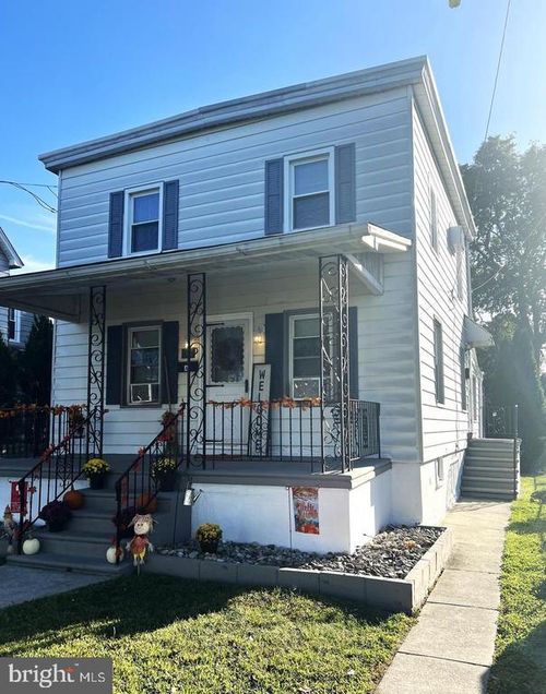 b-upstairs-30 Spruce Ave, MAPLE SHADE, NJ, 08052-2740 | Card Image