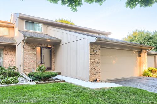 81-7912 Meadow Dr, Waterford, MI, 48329-4619 | Card Image