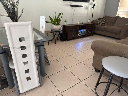 201-6-6962 Nw 179th St, HIALEAH, FL, 33015-5652 | Card Image