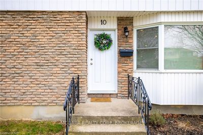 10 Lafayette Dr, Home with 3 bedrooms, 2 bathrooms and 4 parking in Saint Catharines ON | Image 2