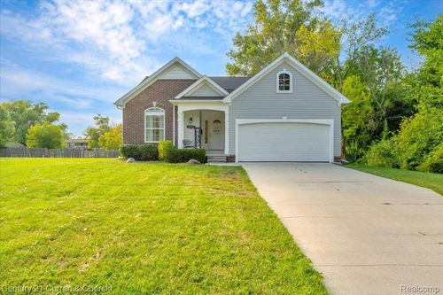 33172 Swallow Dr, Rockwood, MI, 48173-1189 | Card Image